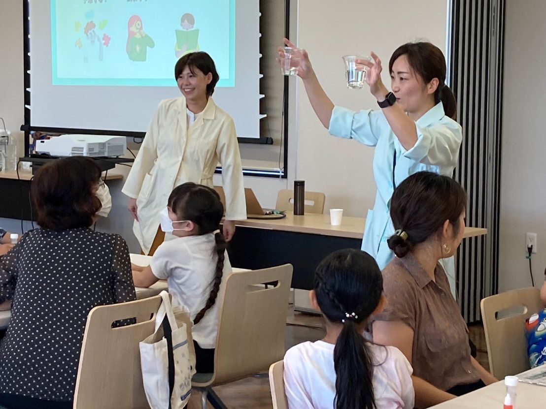 自由研究企画の水と油の実験（カップを持っているのが武谷さん）